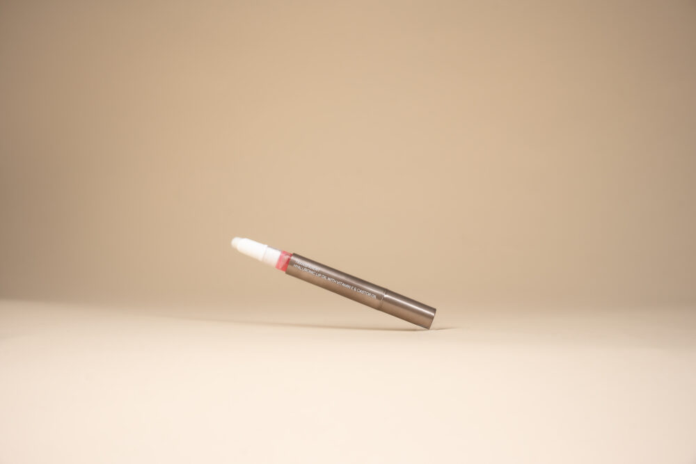 transparent hyaluronic lip oil with vitamin e & castor oil